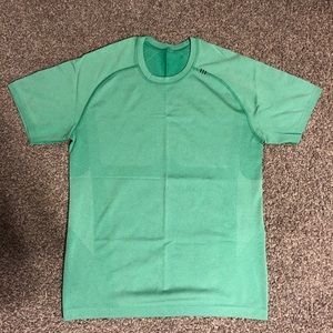 Light green men’s metal vent tech tee